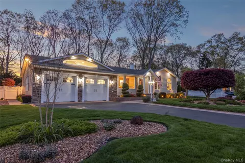 8 Raven Dr, Commack, NY 11725