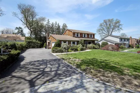 54 Robbins Dr, North Hempstead, NY 11596