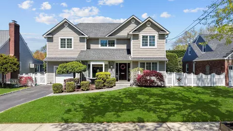 33 Donald St, North Hempstead, NY 11596