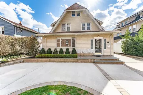 205 Club Dr, Woodmere, NY 11598