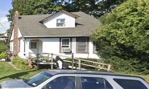 1 Brewster St, Bay Shore, NY 11706