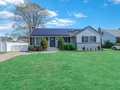1015 Barrie Ave, Wantagh, NY 11793