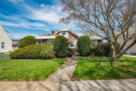 158 1st St, Hicksville, NY 11801