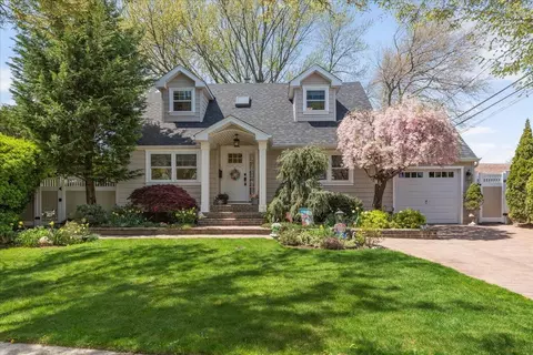 6 Nancy Ln, Hicksville, NY 11801