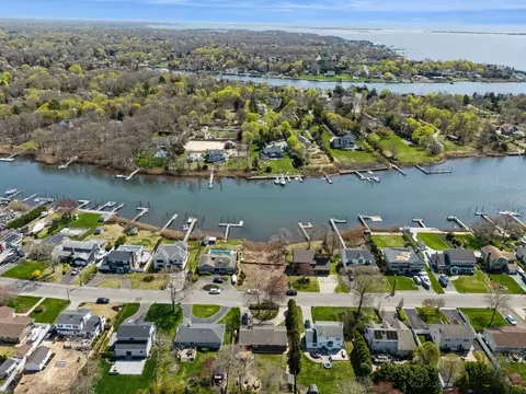 100 Hewitt Blvd, Center Moriches, NY 11934