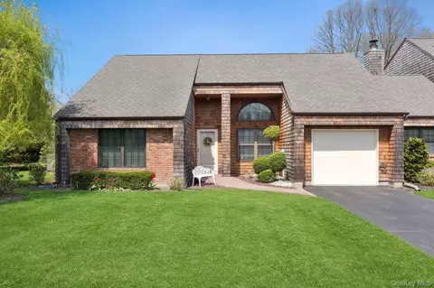 165 Baywoods Ln, Bay Shore, NY 11706
