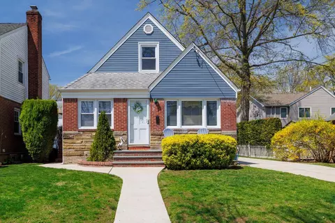164 W Poplar St, Floral Park, NY 11001