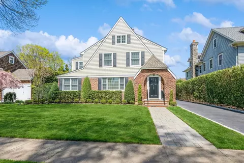 103 Chestnut St, Garden City, NY 11530