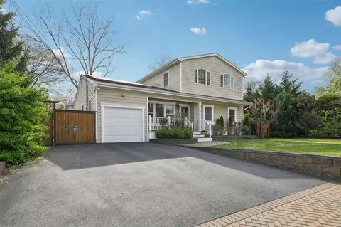 3 Bayard St, Lake Grove, NY 11755