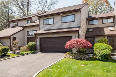 48 The Gln #48, Glen Head, NY 11545