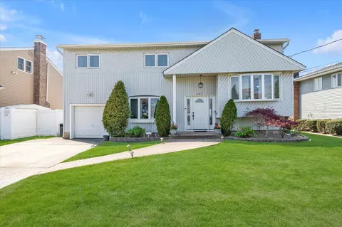 427 Wanamaker St, Oceanside, NY 11572