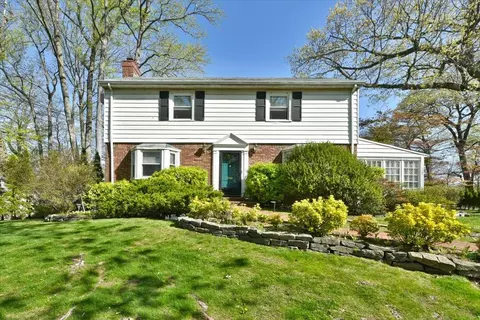 149 Wooleys Ln, North Hempstead, NY 11023