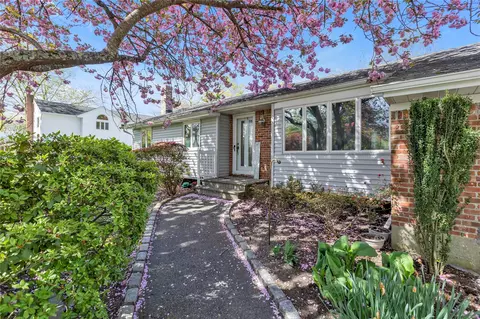 4 Kenny St, Hauppauge, NY 11788