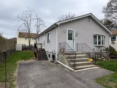 142 N 27 St, Wheatley Heights, NY 11798
