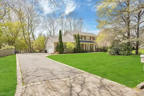 8 Bayard Dr, Dix Hills, NY 11746