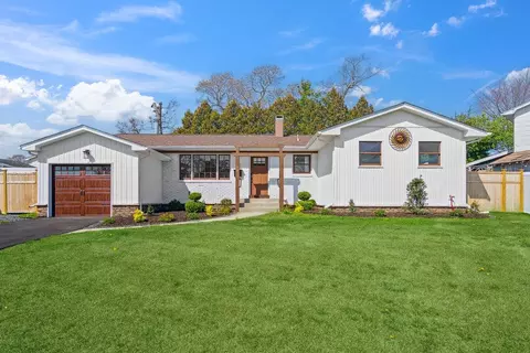 35 Regina Dr, Sayville, NY 11782