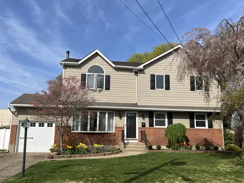 39 Rosella Ct, West Babylon, NY 11704