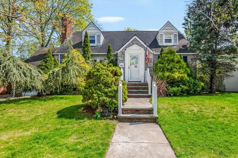 1275 Sturlane Pl, Hewlett, NY 11557