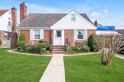 62 Fairfield Ln, North Hempstead, NY 11040