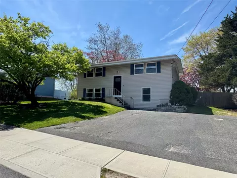 358 Magnolia Dr, Selden, NY 11784