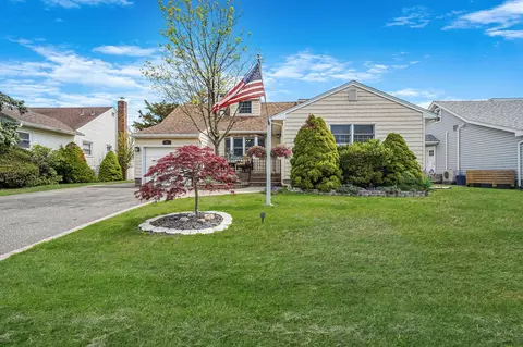 99 Knollwood Dr, North Hempstead, NY 11514