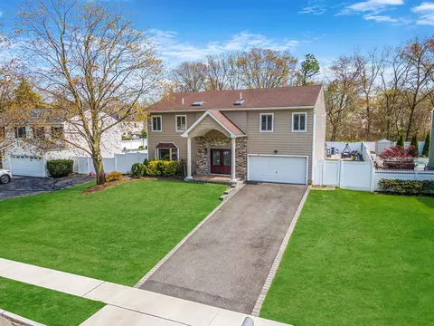 15 Ponderosa Ln, Nesconset, NY 11767