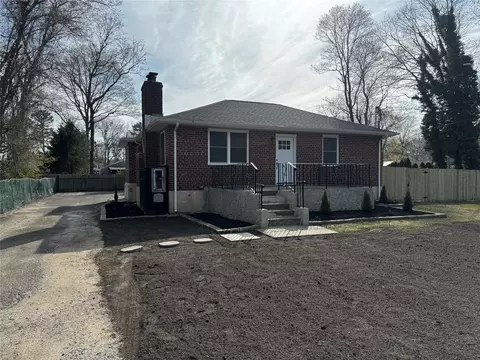 16 Holly Ln, Shirley, NY 11967