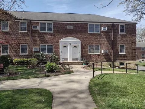 251-45 61 Ave #2, Little Neck, NY 11362