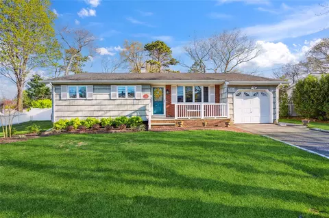 169 Loop Dr, Sayville, NY 11782