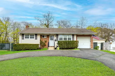 339 Oakland Ave, Central Islip, NY 11722
