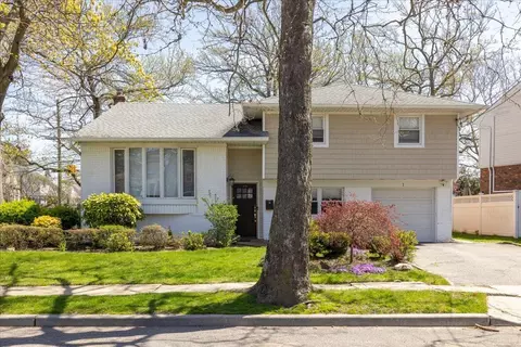 1 Newport Dr, Hewlett, NY 11557