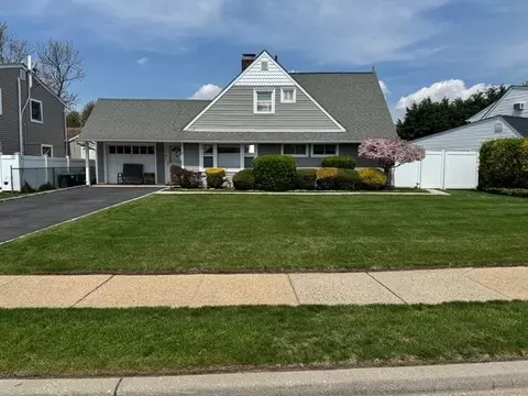 18 Ripple Ln, Levittown, NY 11756