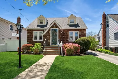 121 Camp Ave, Merrick, NY 11566