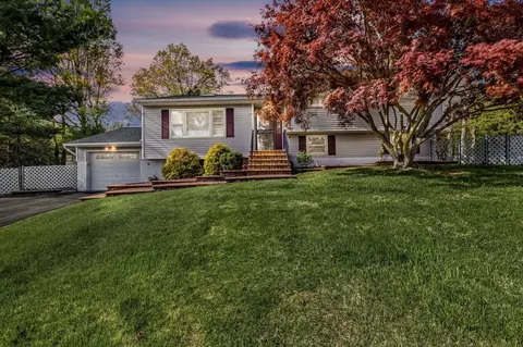 5 Smith Ct, Washingtonville, NY 10992