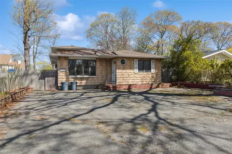 103 Baybright Dr E, Shirley, NY 11967