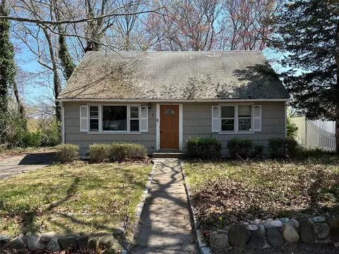 7 Seacliff Rd, Sound Beach, NY 11789