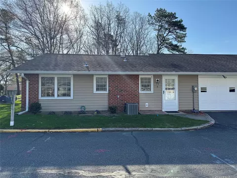 79 Enfield Ct #B, Ridge, NY 11961
