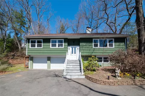 52 Seneca Ln, Mount Pleasant, NY 10570