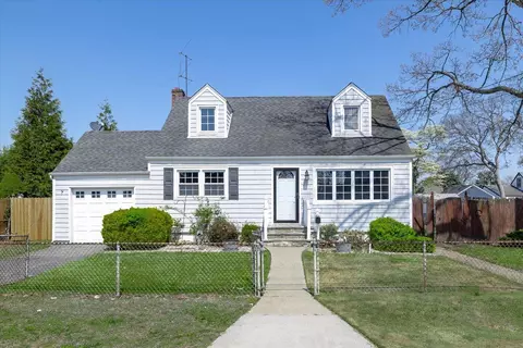 656 N Delaware Ave, Lindenhurst, NY 11757