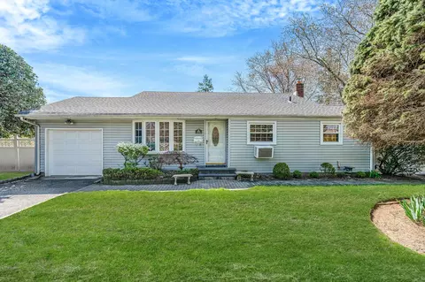 982 Union Blvd, Bay Shore, NY 11706