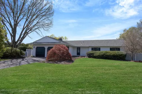 5 Columbus Dr, Huntington Station, NY 11746