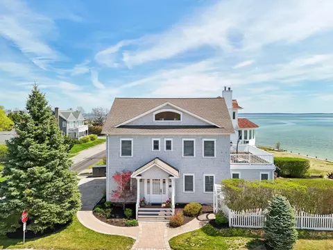 77 Front St, Riverhead, NY 11970