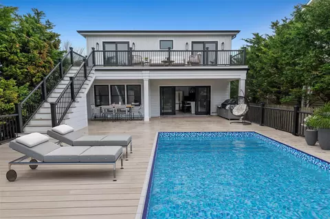 260 Wilmot Rd, Ocean Beach, NY 11770