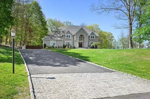 3 Pinegrove Dr, North Salem, NY 10560