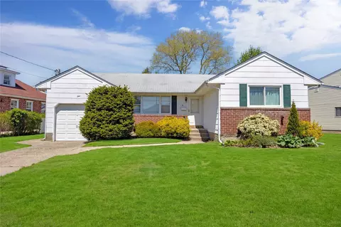 1 Magenta St, Hicksville, NY 11801