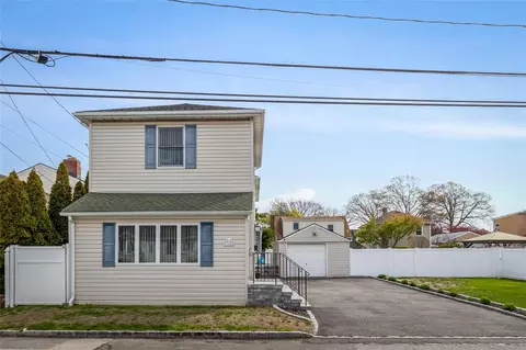 366 S 7th St, Lindenhurst, NY 11757