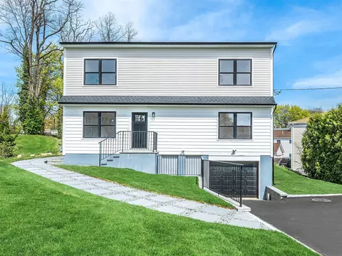 6 Lee Gray Ct, Glen Cove, NY 11542