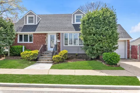 801 Mirabelle Ave, North Hempstead, NY 11590