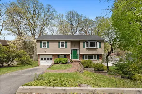 135 Stanwood Rd, Mount Kisco, NY 10549