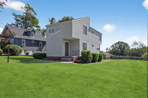 16 Crest Dr, Yorktown Heights, NY 10598